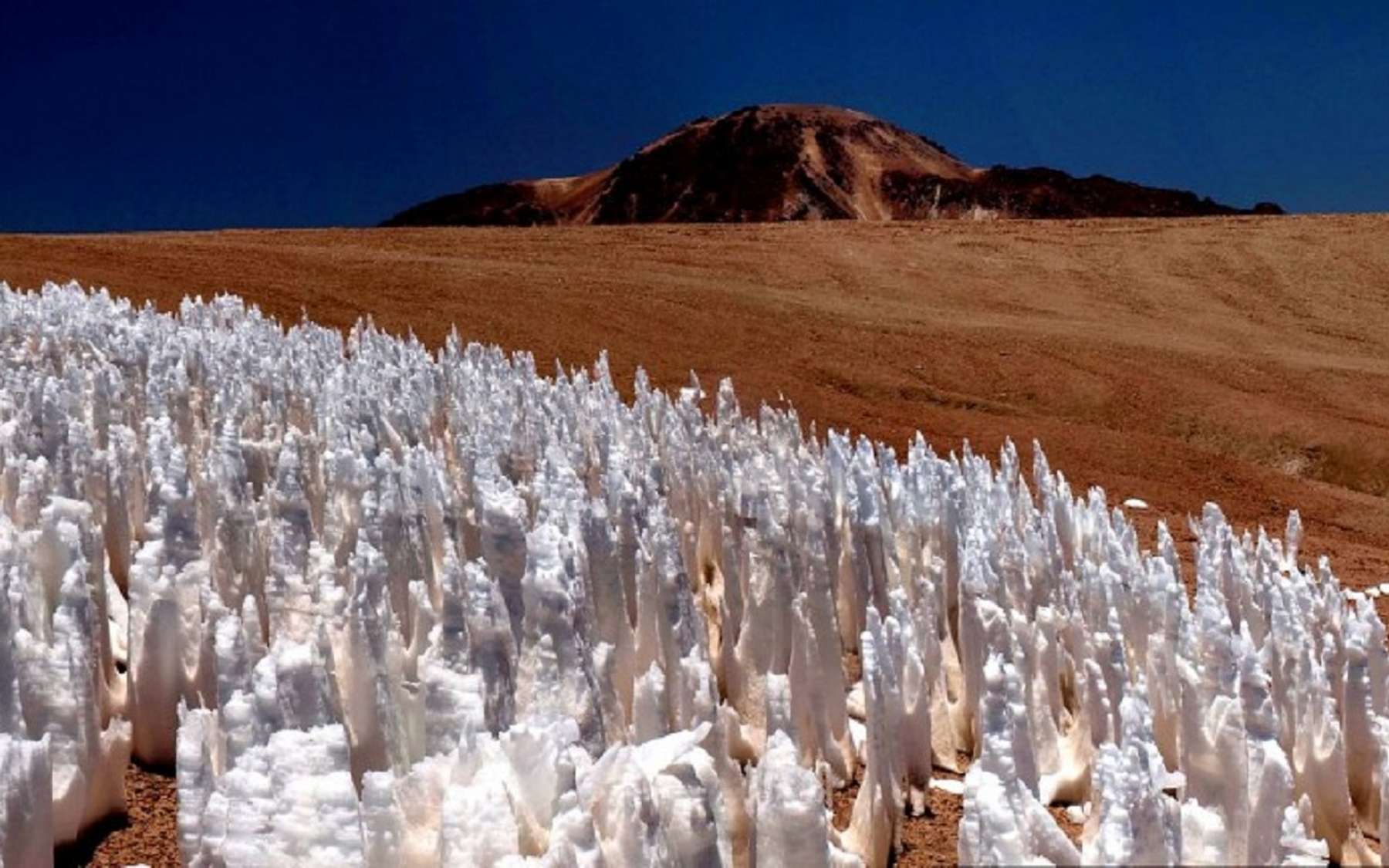 Phénomène météo extraordinaire : les « pénitents de neige », un mystère dans le désert