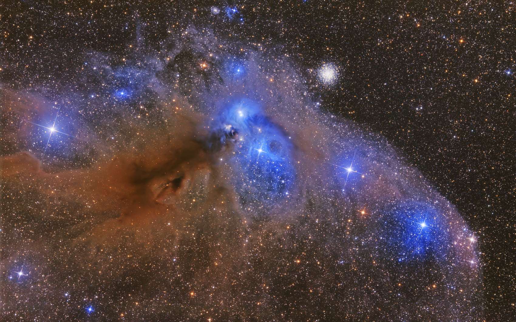 La clé de l'origine de la vie se trouve-t-elle dans les poussières interstellaires ? Ici, NGC 6726, une nébuleuse par réflexion qui se situe à environ 500 années-lumière dans la constellation de la Couronne australe. Elle fait partie d'un ensemble complexe d'objets célestes. NGC 6726 est un grand nuage de gaz constitué d'une fine poussière qui renvoie la lumière des étoiles proches. © Artem, Fotolia