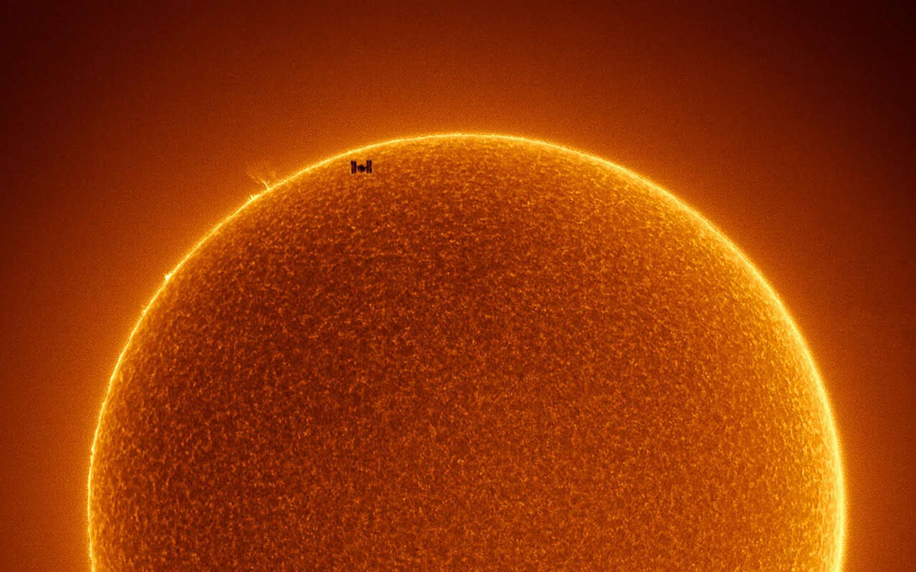 Magnifiques images du transit de la Station spatiale et Crew Dragon devant le Soleil !