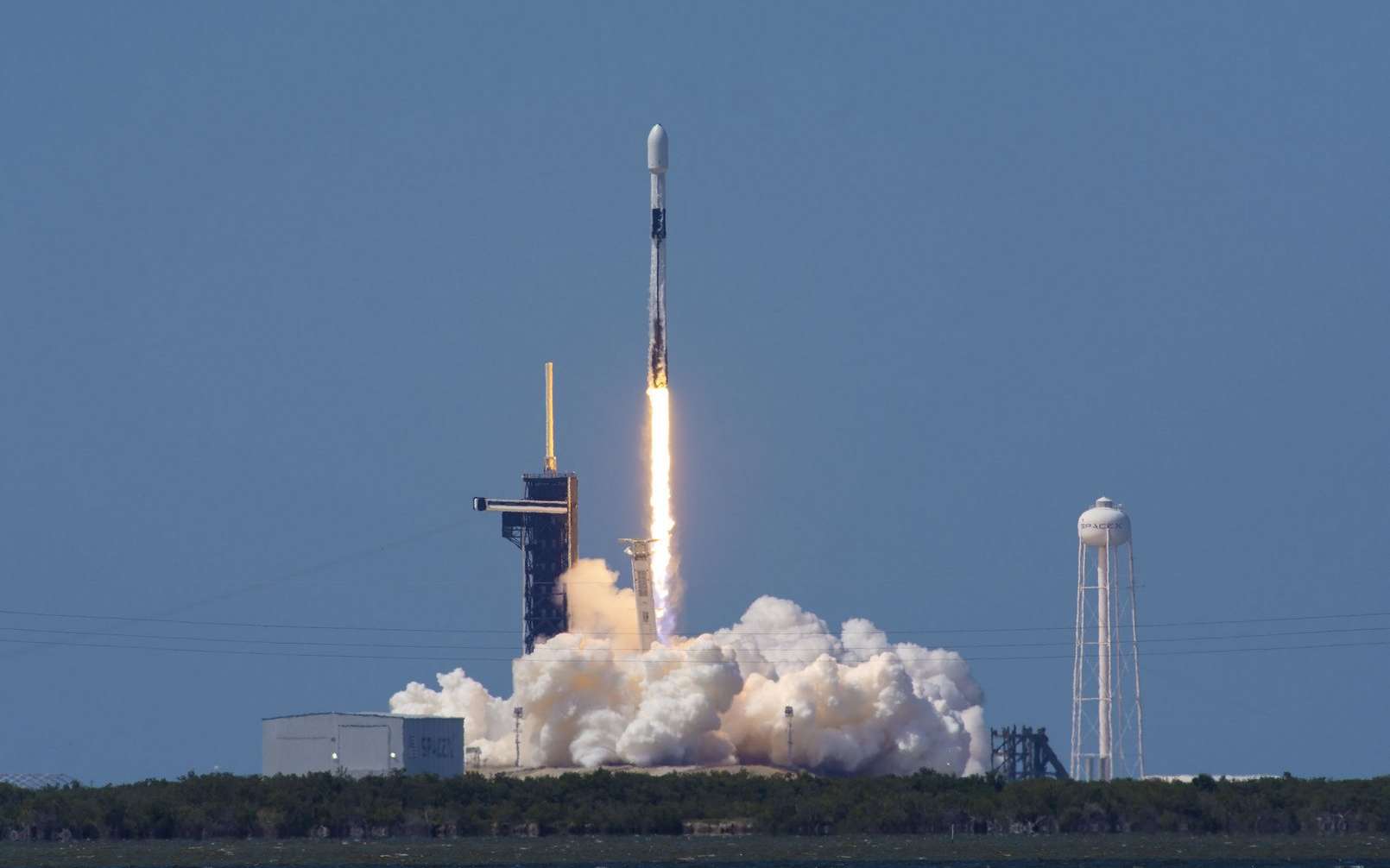 Le lanceur Falcon 9 fend le Soleil sur ces 3 images magnifiques