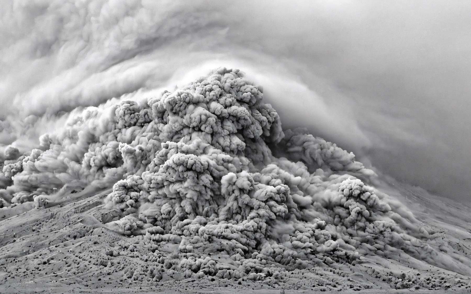 Des bombes volcaniques de la taille d'un ballon de basket retombées jusqu'à 6,5 km du volcan Lewotobi, en Indonésie !