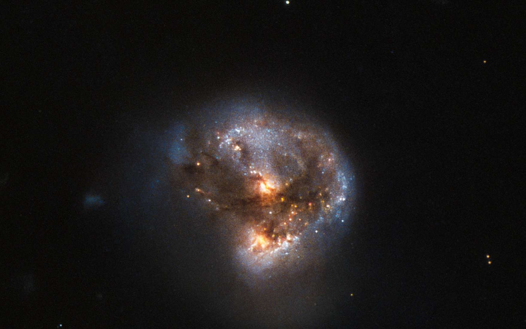 Sur cette image en fausses couleurs (la rouge correspond à l'infrarouge et les autres au visible), on voit la source infrarouge IRAS 16399-0937 observée par Hubble. Il s'agit de deux galaxies en cours de fusion après une collision. © ESA, Hubble & Nasa, Judy Schmidt