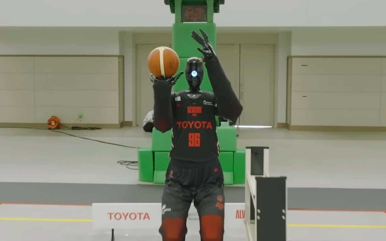 Plus fort que les joueurs NBA ? Ce robot humanoïde peut marquer un panier à plus de 24 mètres !