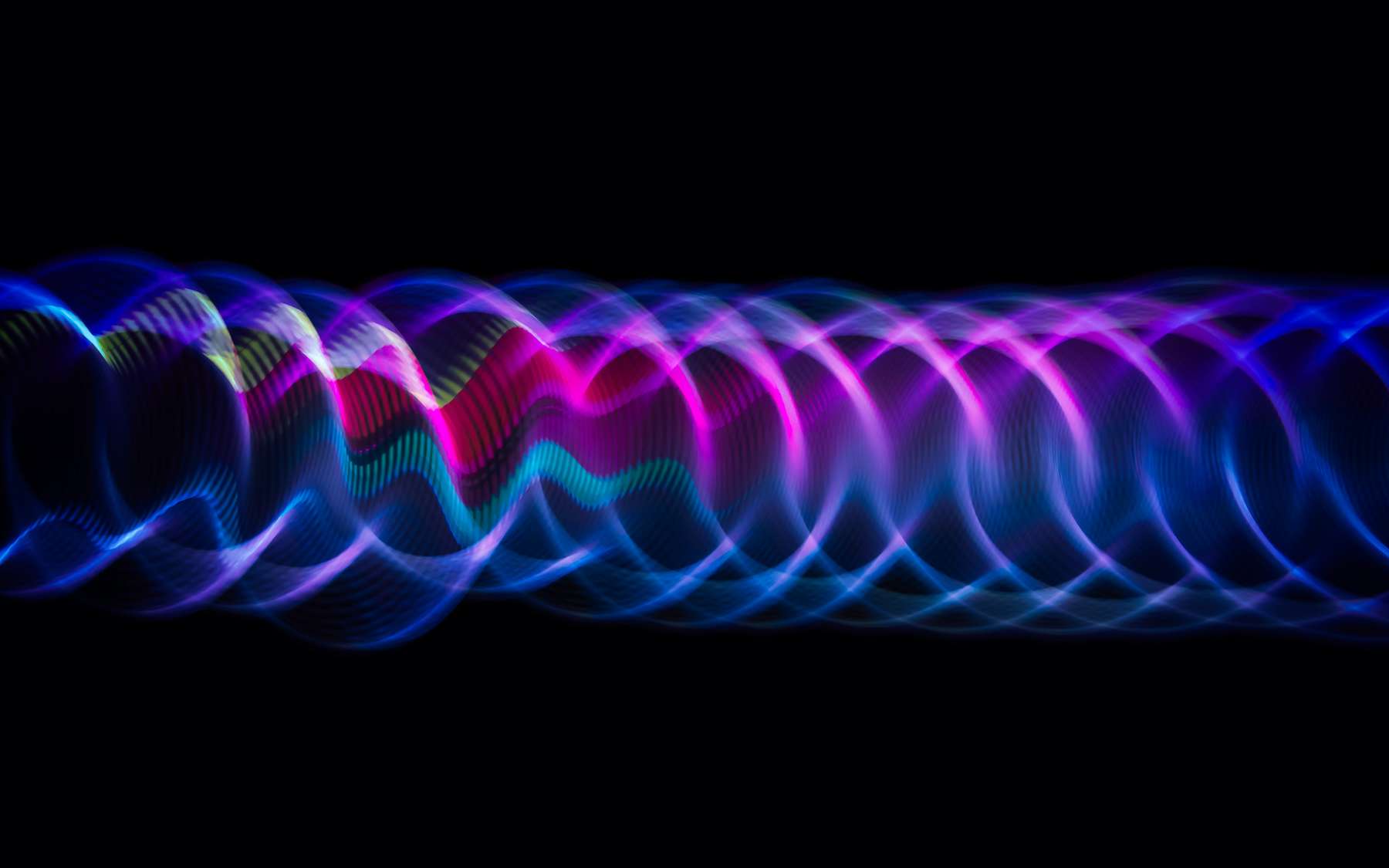 Le son se déplace sous forme d’ondes générées par la vibration du milieu. © DmitrySteshenko, Adobe Stock