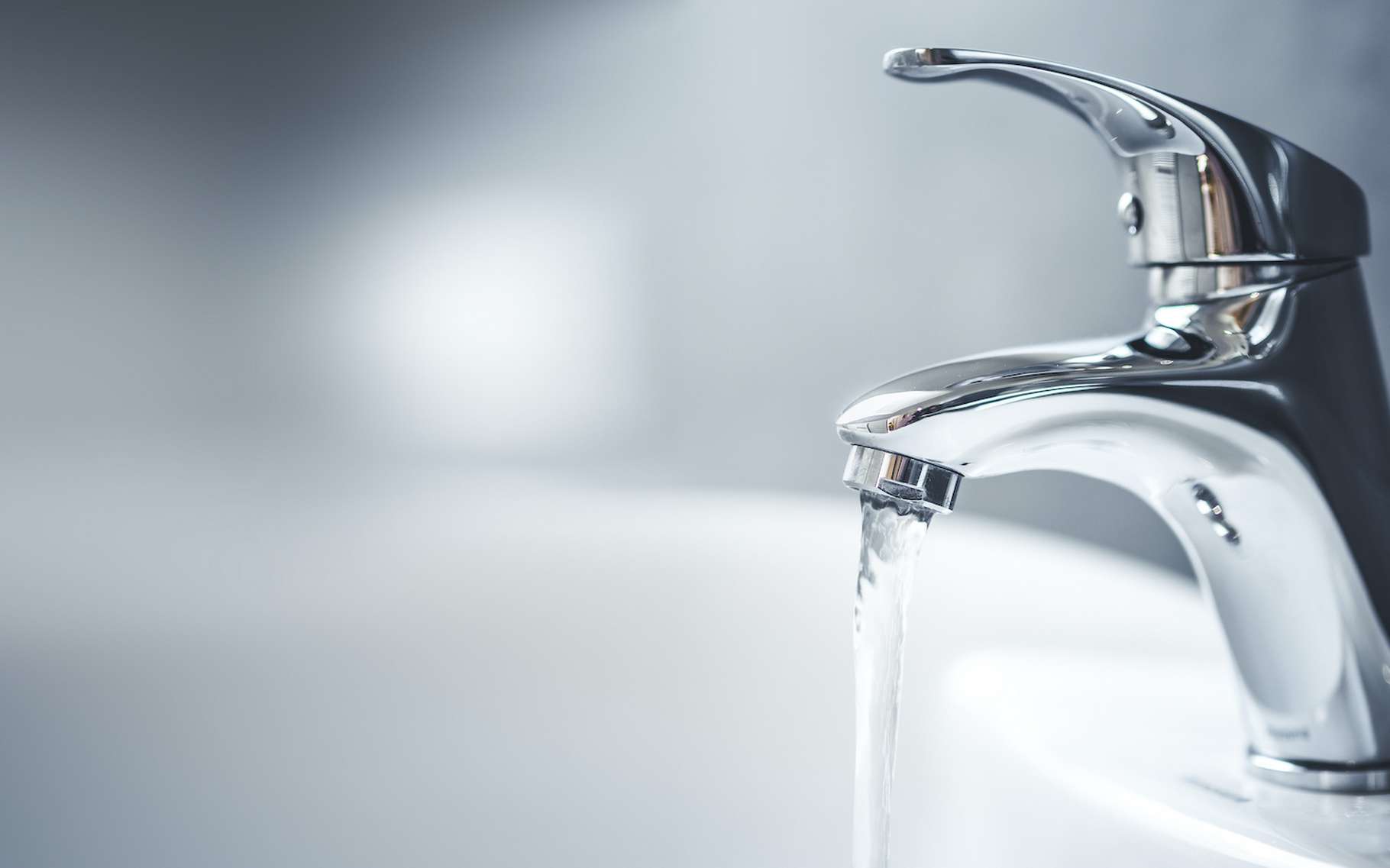 Et si l'eau du robinet nous protégeait des microplastiques ?