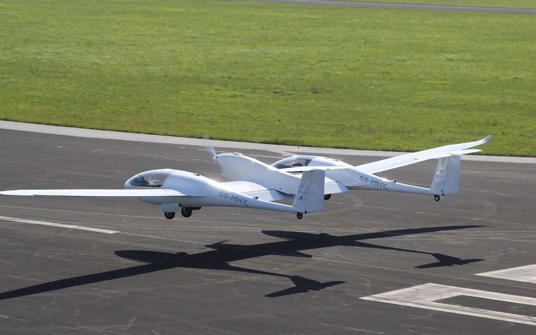 Le HY4 au décollage de l'aéroport de Stuttgart, le 29 septembre 2016. Ce prototype est un outil de recherche pour étudier la possibilité d'avions à motorisation électrique alimenté par une pile à combustible fonctionnant à l'hydrogène embarqué et l'oxygène de l'air. © H2Fly, DLR