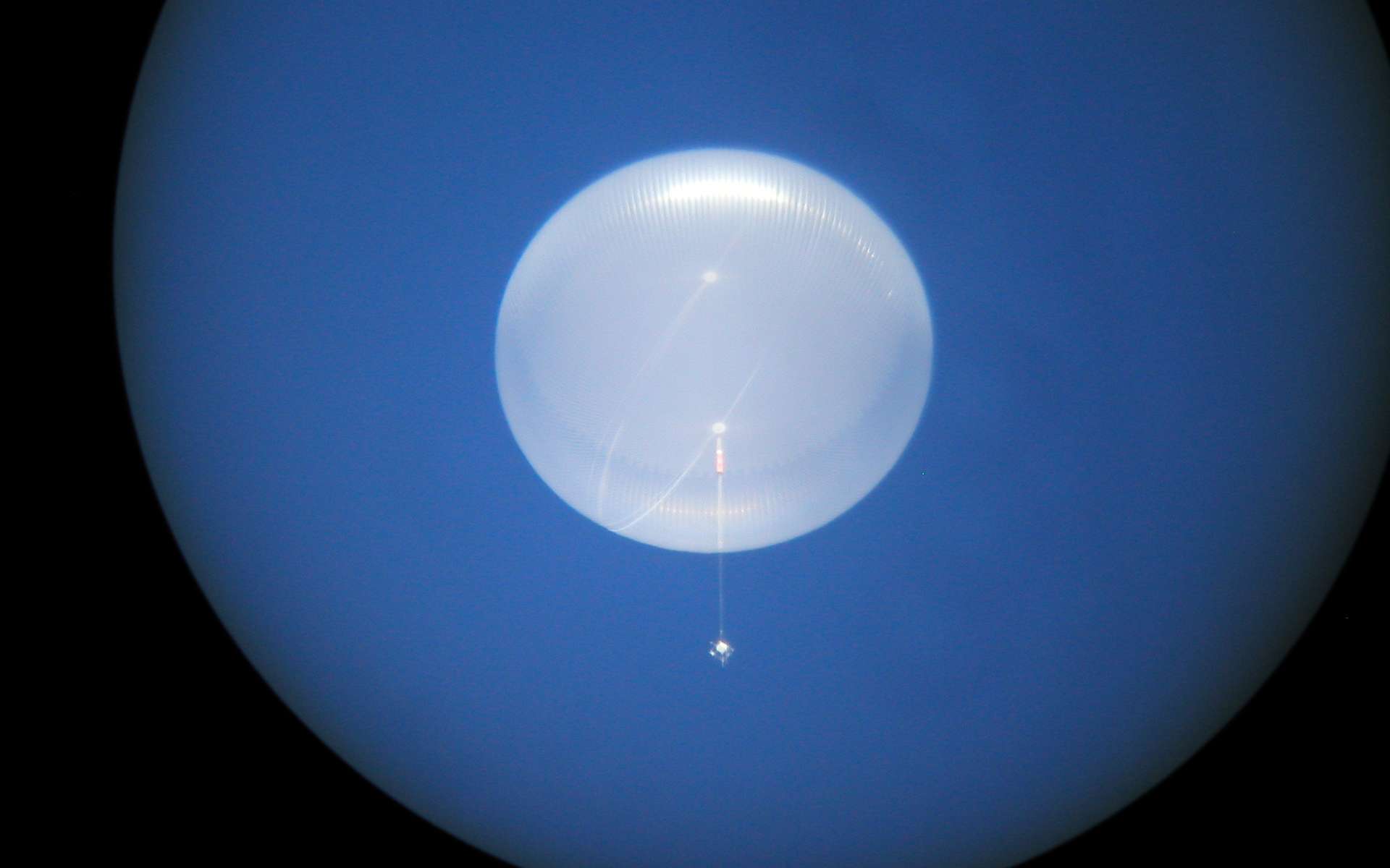 Le ballon pressurisé photographié du sol par un télescope. © Columbia Scientific Balloon Facility