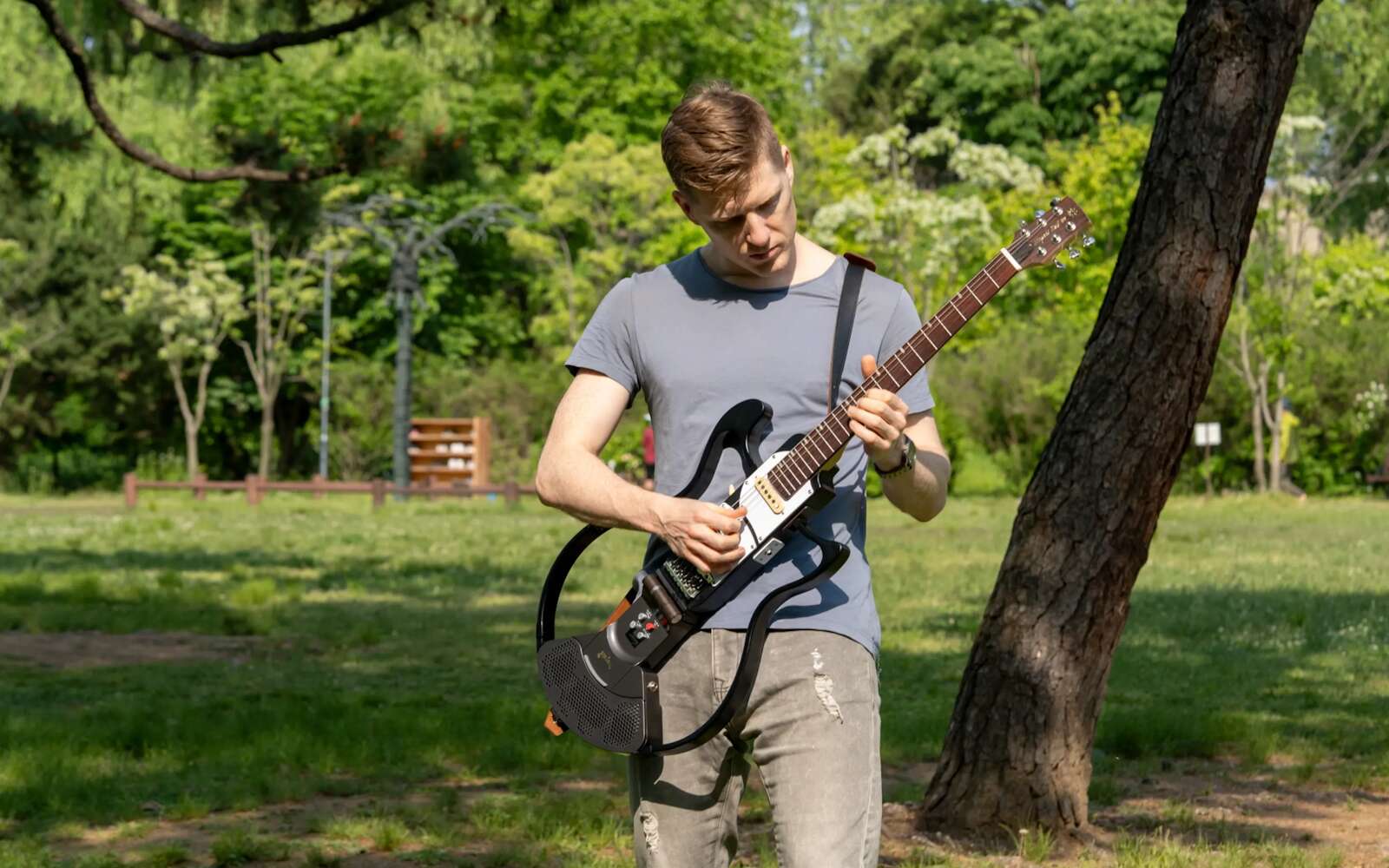 Jouez absolument partout et voyagez léger avec cette guitare électrique pliable et ampli intégré