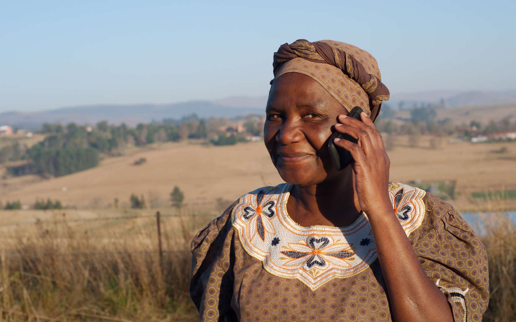 En Afrique, le téléphone portable est aujourd'hui l'un des principaux moyens de communication et même, d'échanges marchands. © Alistair Cotton, Fotolia