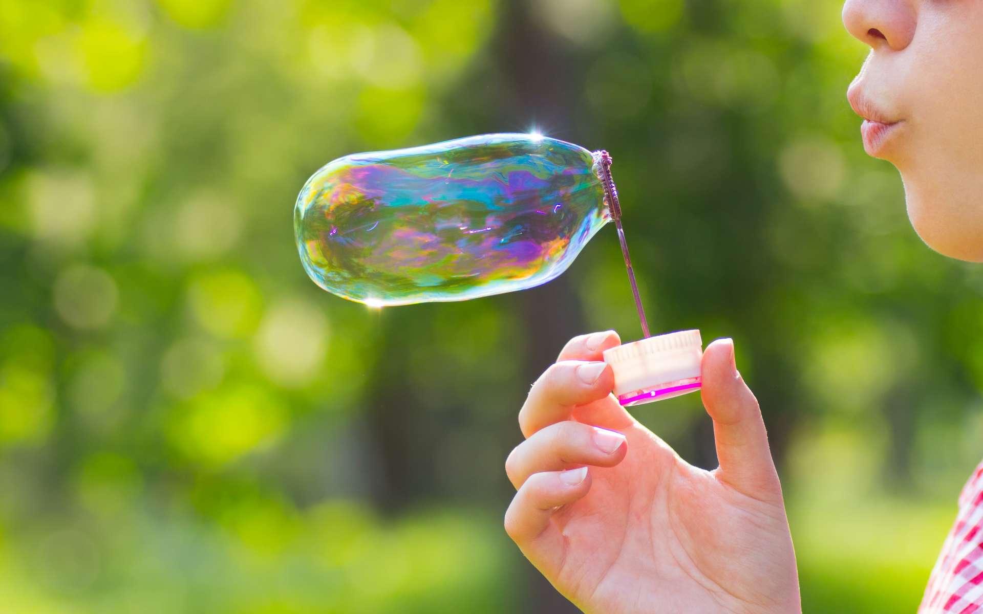 Qui n'a pas joué à faire des bulles de savon ? © alexaphotoua, Adobe Stock