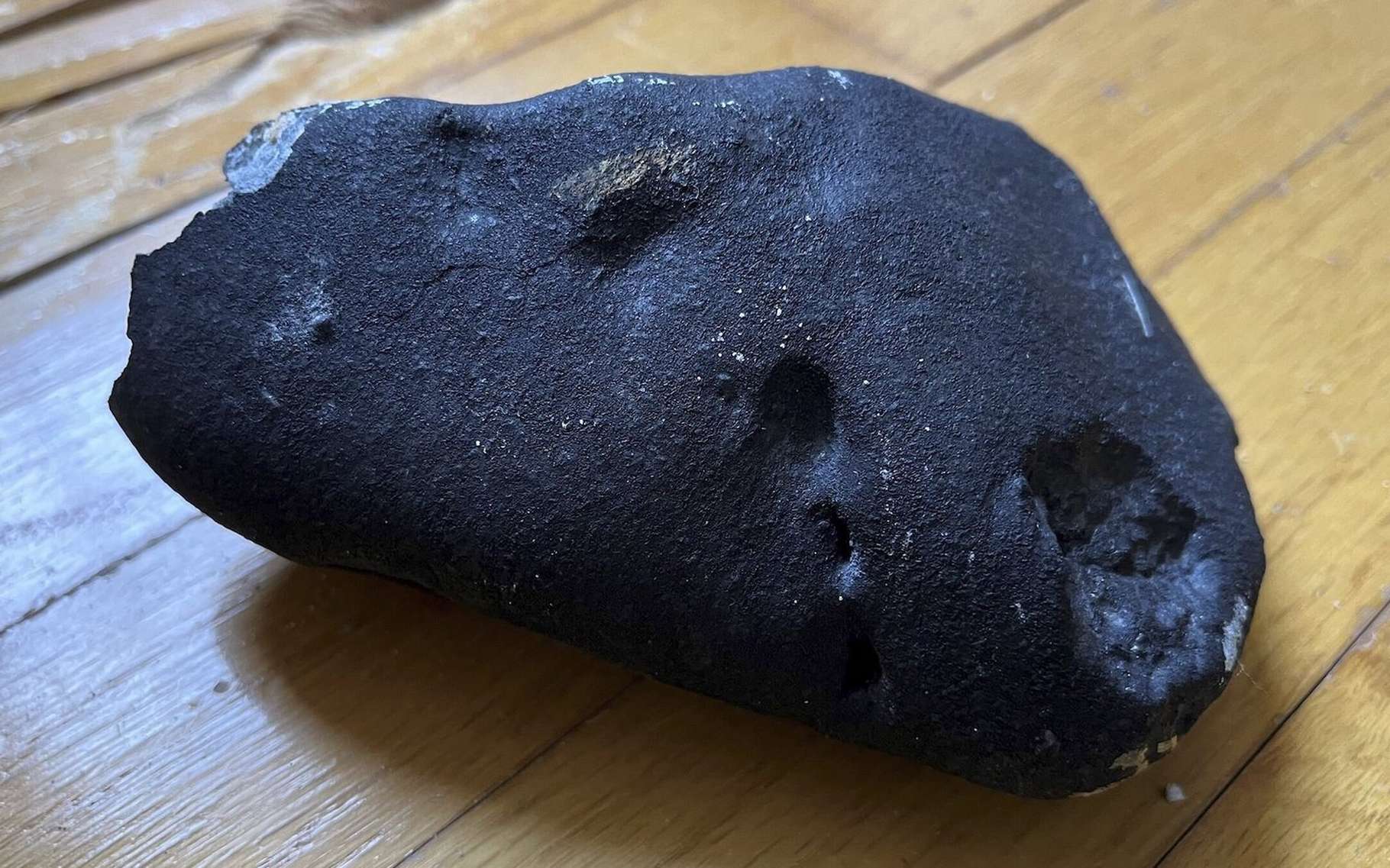 Rare : la météorite tombée sur cette maison est aussi vieille que la Terre !
