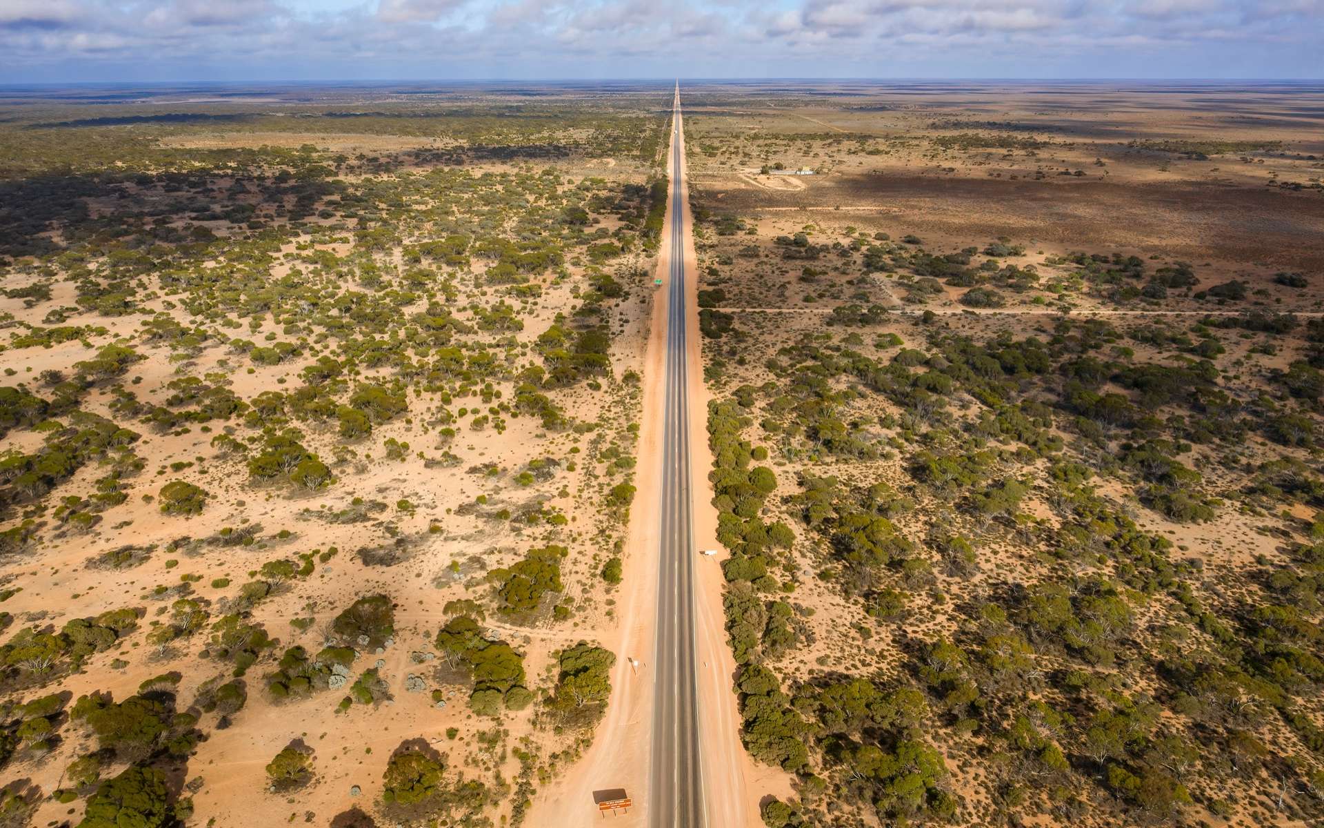 Une étrange cicatrice dans le désert découverte avec Google Earth : qu'est-ce qui a créé cette marque de 11 km de long ?