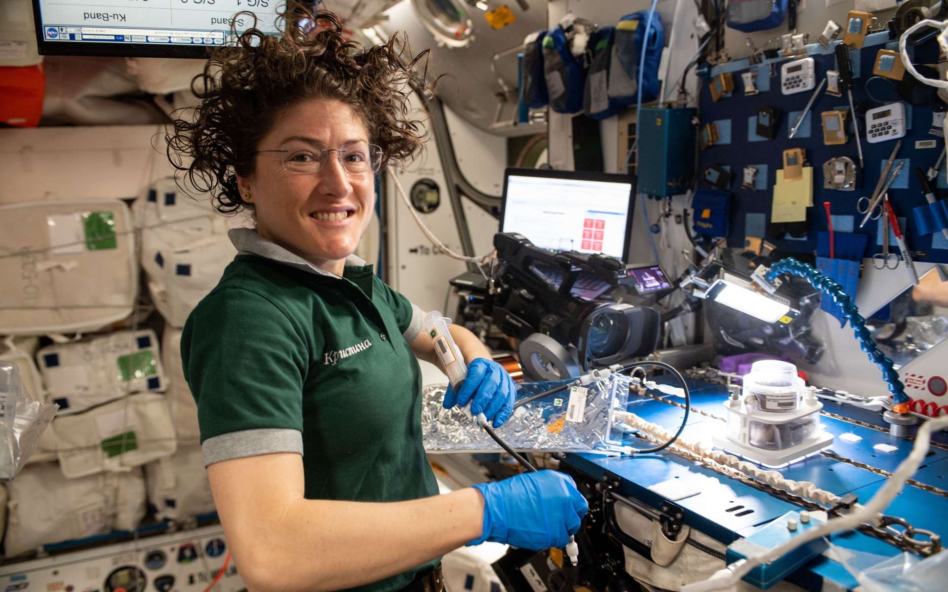 L'astronaute de la Nasa, Christina Koch, ici le 25 avril 2019, en train de travailler sur la botanique spatiale à l'aide de l'équipement de recherche Veggie Ponds pour cultiver et récolter des laitues et des légumes mizuna pour la consommation sur la Station spatiale internationale et l'analyse sur Terre. © Nasa