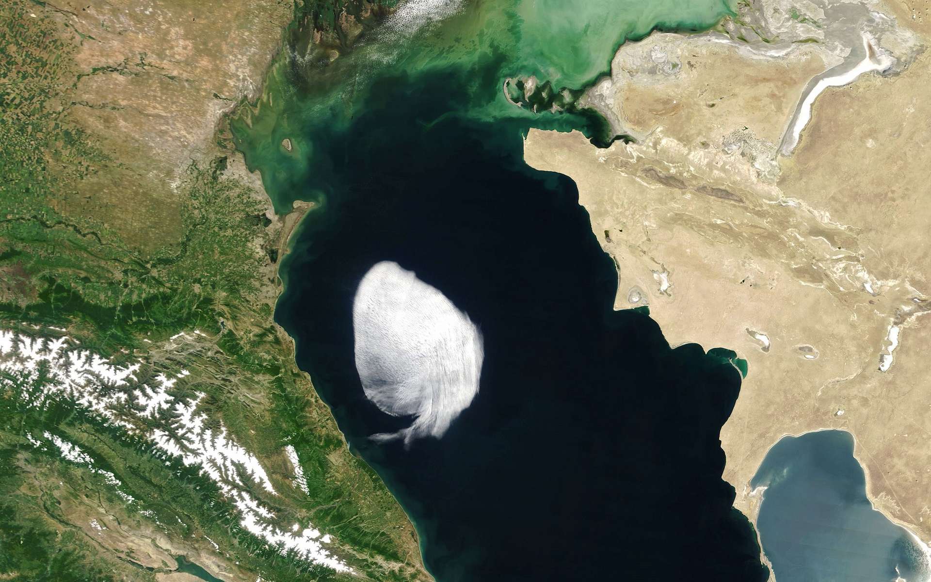 Le nuage circulaire photographié par un satellite au-dessus de la mer Caspienne. © Nasa