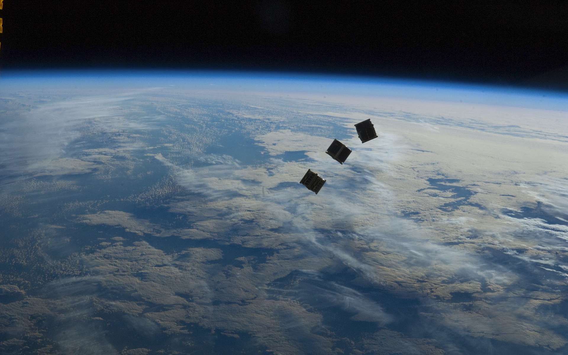Trois petits CubeSats « lancés » depuis la Station spatiale internationale. Latitude, une start-up française développe un nano-lanceur adapté à la taille de ces très petits satellites qui pourra les lancer depuis la Terre. © Nasa