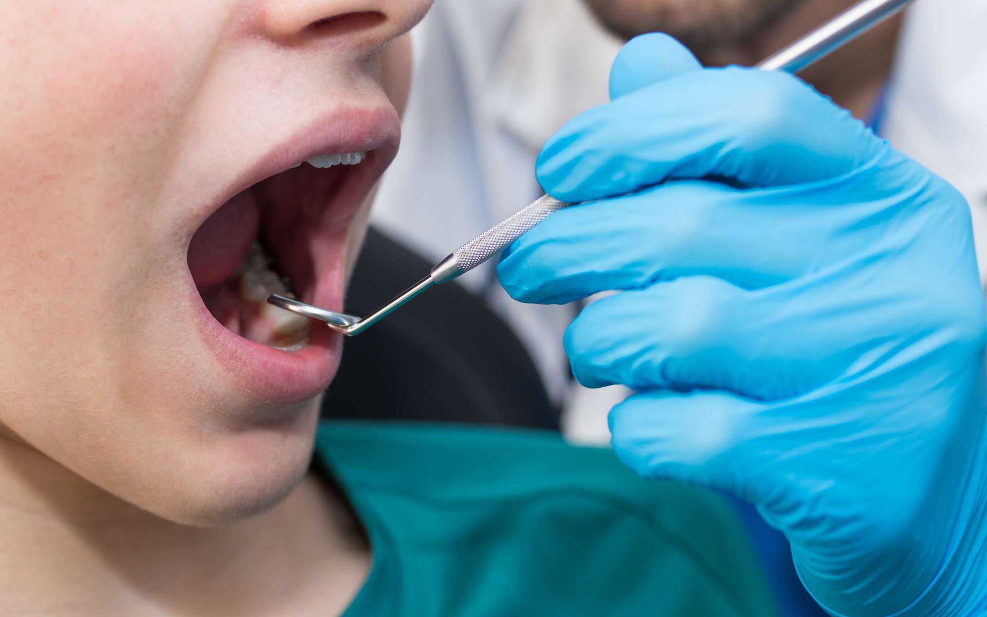 Le chirurgien-dentiste ausculte la bouche des patients que ce soit pour soigner ou prévenir des maladies dentaires.