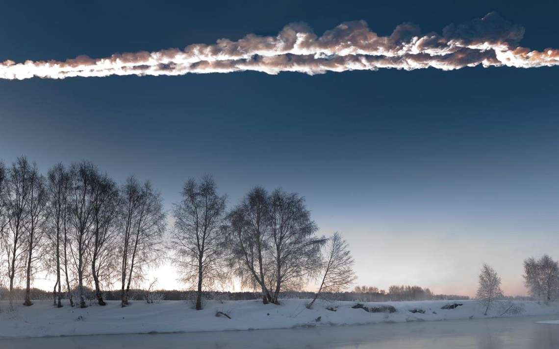 La double traînée de la météorite de Tcheliabinsk photographiée alors qu'elle fendait le ciel de l'Oural, le matin du 15 février 2013. L'analyse des fragments raconte l'histoire de ce gros rocher depuis qu'il a quitté la ceinture principale d'astéroïdes. © M. Ahmetvaleev
