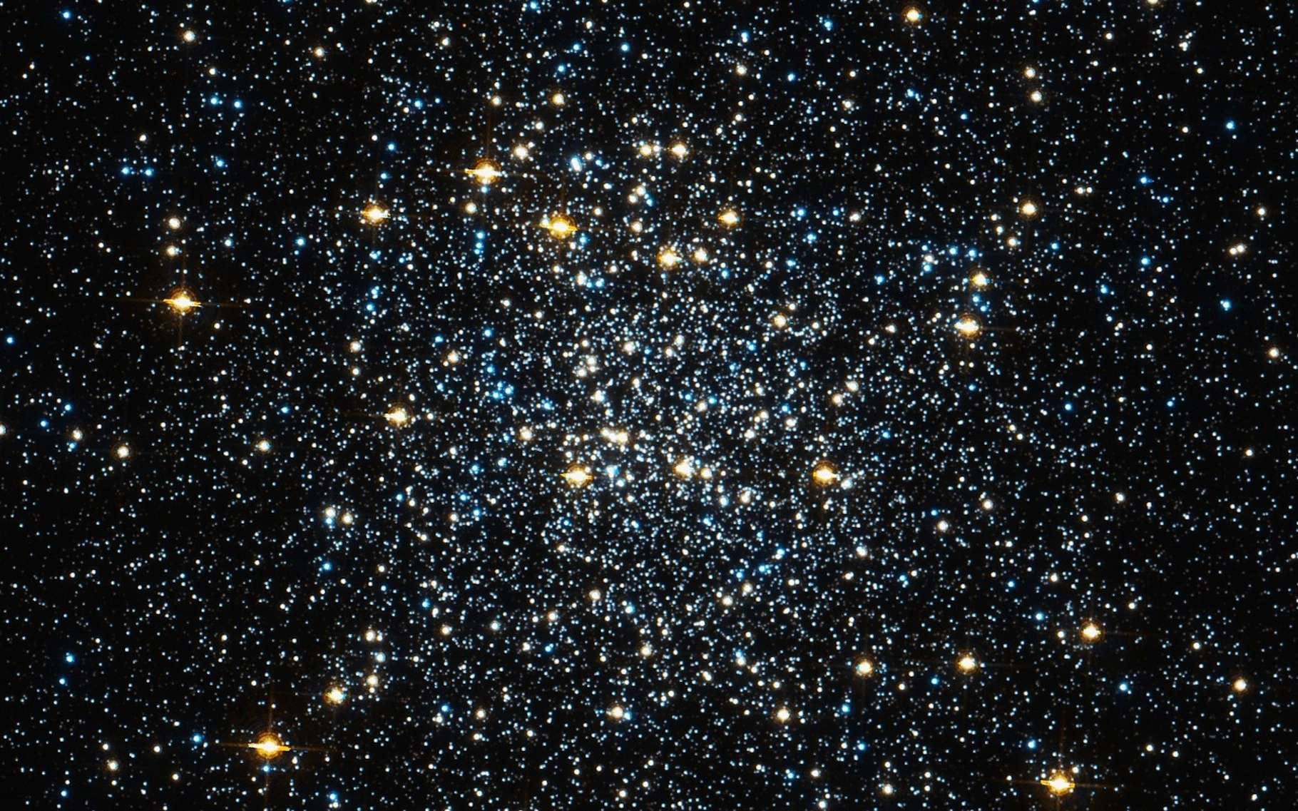Les étoiles de cet amas visible dans un télescope sont presque aussi vieilles que l'Univers !