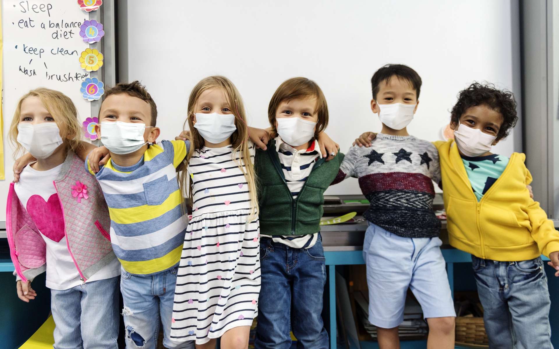 Le port du masque pour les enfants à partir de 6 ans est l'une des nouvelles mesures sanitaires qui entrent en vigueur à la rentrée, ce lundi 3 janvier 2022. © Rawpixel.com, Adobe Stock