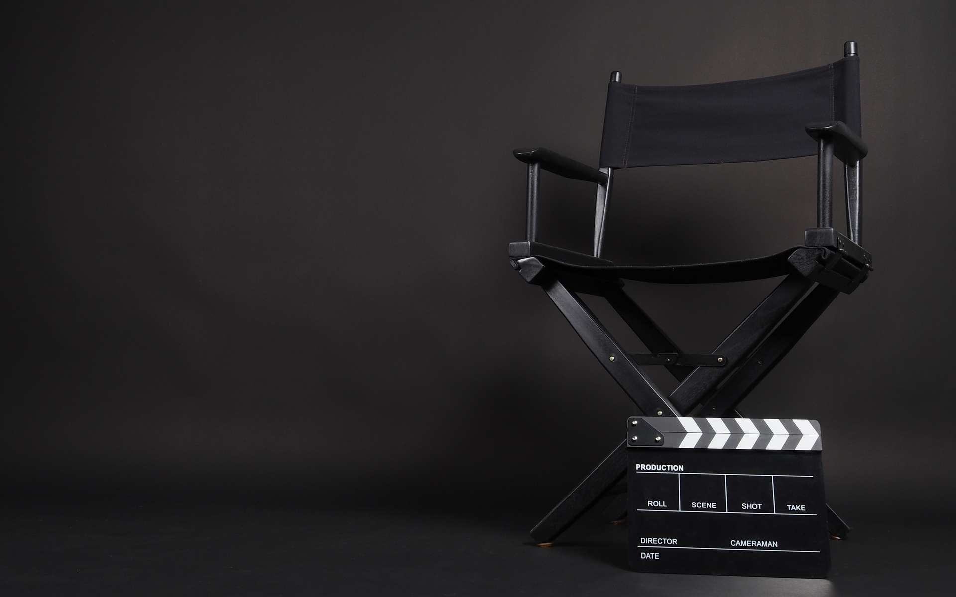 Chaise de réalisateur et clap. © nisara, AdobeStock