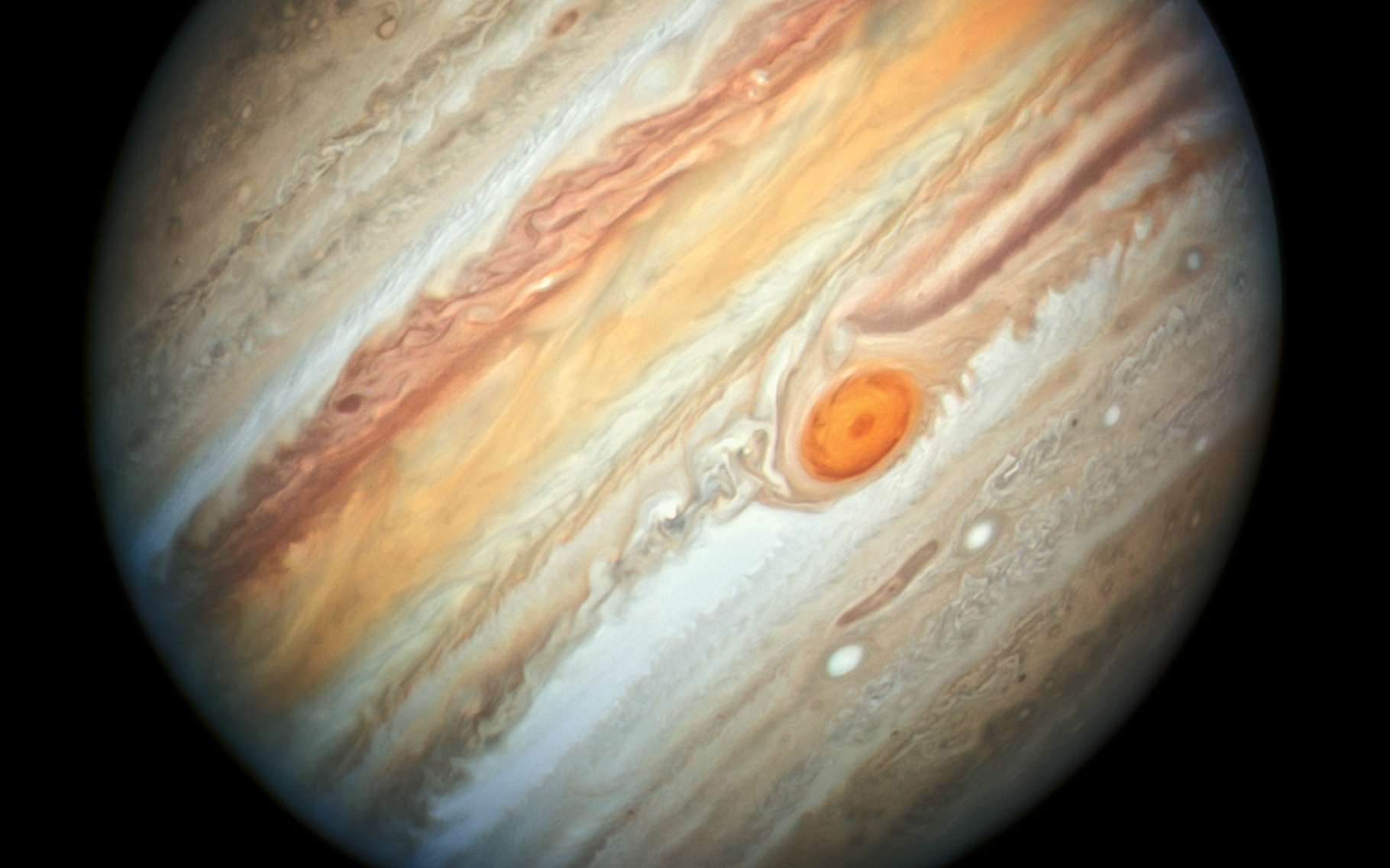 Jupiter : les vents puissants de la Grande Tache rouge accélèrent