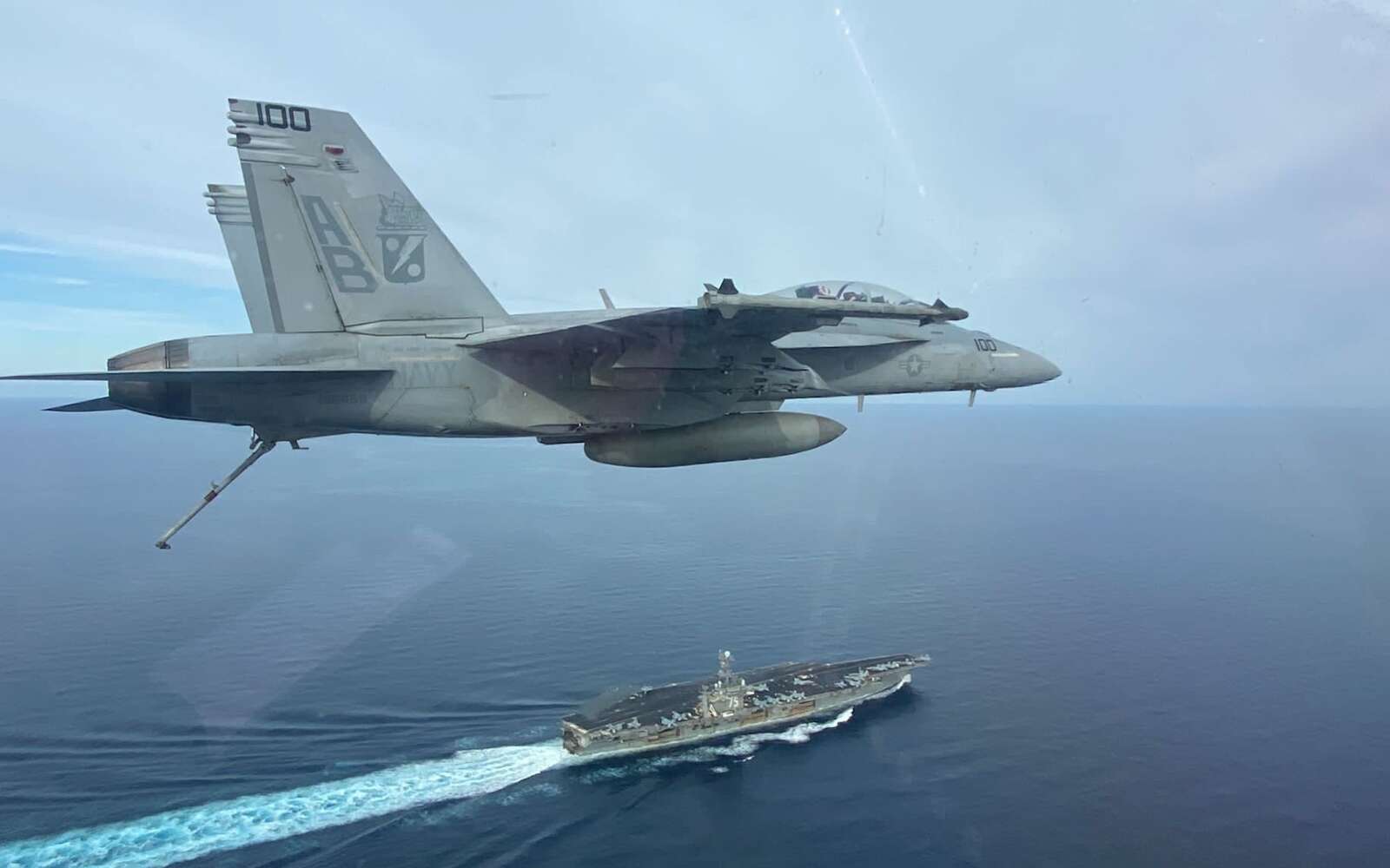 Un avion de chasse américain abattu par sa propre flotte... une erreur qui aurait pu coûter très cher !