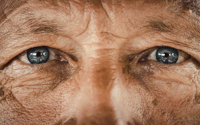 Les symptômes méconnus de la carence en vitamine B12 chez les hommes : les signes inhabituels dans les yeux à surveiller