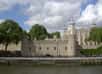 Forteresse imposante, la tour de Londres naît de la volonté de Guillaume le Conquérant de conserver la mainmise sur la capitale britannique, à la fin du XIe siècle. Elle sert tour à tour de résidence royale, d'armurerie et de prison.