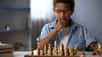 Selon une étude robuste parue en 2017, apprendre à vos enfants à jouer aux échecs ne les rendrait ni plus intelligent ni meilleur en logique ou en mathématiques. Retour sur la construction d'un mythe.