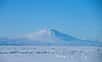 Le 15 décembre 1911, une équipe cinq personnes, menée par Roald Amundsen, foulait la neige antarctique par 90° de latitude sud. Pour la première fois, des Hommes atteignaient le pôle Sud, deux ans après le pôle Nord, durant une période de conquêtes et d’exploits dans les milieux polaires.