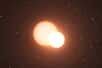 On a des raisons de penser que notre Soleil pourrait avoir formé une étoile double pendant très peu de temps. Une étoile similaire existe non loin du Système solaire à l'échelle de la Voie lactée et on peut l'observer avec Alma. Elle se nomme IRAS 16293-2422. Son étude peut nous aider à mieux comprendre la genèse du Soleil et de son cortège planétaire.