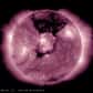 SDO a filmé un trou coronal béant dans un hémisphère du Soleil. De cette région plus sombre, car moins dense, s’est envolé un vent solaire trois fois plus rapide.