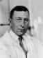 Frederick Grant Banting est né le 14 novembre 1891 en Ontario, au Canada. C’est un médecin et chercheur canadien, qui s’est fait connaître pour ses travaux sur le diabète et l’insuline. Il a fait ses études secondaires à l’école publique d’Alliston. Il commence l’étude de la théologie à l’Université de Toronto, mais passe rapidement à l’école de médecine, qu’il termine en 1916. Il est décédé dans un accident d’avion à Terre-Neuve, à l’âge de 49 ans, le 21 février 1941. L’armée et l’enseignementIl rejoint le département de santé de l’armée canadienne et sert pendant la Première Guerre mondiale en France, travaillant au sauvetage des blessés sur le champ de bataille et dans les hôpitaux militaires de campagne. En 1917, il est blessé lors de la bataille de Cambraia et en 1919, il est décoré de la Croix militaire pour héroïsme sous le feu. À la fin de la guerre, il revient au Canada et travaille comme médecin pendant une courte période dans la ville de London, en Ontario.Entre 1919 et 1920, il fait une résidence en chirurgie orthopédique à l’hôpital pour enfants malades de Toronto. L’année suivante, il consacre une partie de son temps à enseigner l’orthopédie à l’Université de l’Ontario à London, au Canada. À partir de 1922, il est professeur de pharmacologie à l’université de Toronto et reçoit la médaille d’or du doctorat en médecine.Recherches médicales sur le diabèteMotivé par la perte d’un camarade de classe, Banting a développé un vif intérêt pour l’étude du diabète, une maladie qui, à l’époque, présentait une très forte mortalité. On savait que la maladie était causée par le manque d’une hormone sécrétée par les cellules des îlots de Langerhans dans le pancréas. Le terme « insuline » avait été inventé en 1894 par Sir Edward Albert Sharpey-Schafer, un physiologiste britannique, après avoir conclu théoriquement qu’une hormone produite par le pancréas était responsable du diabète sucré. Schafer a suggéré que cette substance contrôlait le métabolisme du glucose, dont le manque était la raison de l’accumulation de sucre dans le sang et de son excrétion excessive par l’urine.Avec l’aide de John James Rickard Macleod, professeur de physiologie à l’université de Toronto, du docteur en médecine Charles Best et du biochimiste James Collip, Banting intensifie ses recherches pour découvrir l’insuline dans le pancréas des chiens. Après avoir extrait l’insuline du bétail et l’avoir injectée à des animaux atteints de diabète, l’équipe a prouvé son efficacité dans le contrôle de la maladie. Pour prouver que l’insuline bovine pouvait être utilisée chez l’homme, Banting et Best ont injecté la substance dans leurs propres veines.Le premier patient à être traité à l’insuline était Leonard Thompson, âgé de 14 ans. Banting et Best se sont consacrés à la discipline de la recherche médicale à l’Université de Toronto, avec le parrainage de la région de l’Ontario. Outre la découverte de l’insuline, l’Institut Banting et Best a mené d’autres études importantes : des recherches sur le cancer, sur les problèmes causés par la silicose (une maladie respiratoire causée par l’inhalation de poussière de silice) et sur les mécanismes de la noyade et les moyens de la prévenir.ReconnaissanceEn 1922, Banting a reçu le prix Reever de l’université de Toronto. En 1923, à l’âge de 32 ans, il a reçu, avec John James Rickard Macleod, le prix Nobel de physiologie et de médecine. Banting a partagé sa part du prix avec Charles Best et Macleod a fait de même avec James Collip. Les quatre chercheurs n’ont pas fait breveter leur découverte afin de rendre la production du médicament moins chère et de faire bénéficier un plus grand nombre de personnes de ce traitement.Frederick Banting a également reçu un doctorat en droit un doctorat en sciences dans le Queens et à Toronto, respectivement. Le Parlement canadien lui a accordé une allocation annuelle à vie de 7 500 dollars pour sa découverte et pour avoir été le premier Canadien à recevoir le prix Nobel de médecine. Banting était membre de plusieurs académies et sociétés médicales, dans son pays et à l’étranger, notamment la British and American Society of Physiology et l’American Society of Pharmacology. En 1934, il a été fait chevalier par le roi George V.Autres passions de Frederick BantingBanting était également un peintre accompli et a participé à plusieurs tournées de peintres, comme celle effectuée dans la région arctique, parrainée par le gouvernement canadien, de juillet à septembre 1927. Un cratère sur la lune a été nommé en l’honneur de Banting.Pendant la Seconde Guerre mondiale, il s’est intéressé à l’étude des problèmes de vol, de la physiologie à haute altitude et de la syncope chez les pilotes, et a également servi d’officier de liaison entre les services médicaux britanniques et américains.