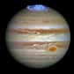 Partie de la Terre il y a 5 ans, Juno s’apprête à s’installer en orbite autour de Jupiter ce lundi 4 juillet. La sonde a pénétré le champ magnétique de la planète, le 25 juin dernier. De son côté, Hubble a observé quotidiennement durant un mois, d’impressionnantes aurores au-dessus du pôle nord de la géante gazeuse.