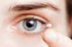 Aujourd'hui dans Patient bizarre, une femme qui oubliait un peu trop souvent qu'elle avait déjà mis ses lentilles de contact...