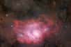 Le télescope spatial Hubble nous offre un vertigineux plongeon dans la région centrale de la Voie lactée, jusqu'à la nébuleuse dite « de la Lagune » (ou du Lagon). La construction de la vidéo image par image donne à voir des structures gazeuses immenses, presque en trois dimensions, qui se mesurent en années-lumière. En leur sein, des étoiles naissent devant nos yeux.