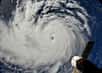 Au-dessus de l'Atlantique, l'ouragan Florence progresse vers l'ouest à une vingtaine de kilomètres par heure. Lundi soir, ses vents dépassaient les 200 km/h et sa puissance est estimée à 4 sur une échelle qui en compte 5. La côte est des États-Unis se prépare au choc, en commençant par l'évacuation d'un million de personnes. Les images prises par les satellites parlent d'elles-mêmes.