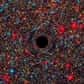 Un des trous noirs les plus massifs connus a été découvert là où l’on ne l’attendait pas du tout : au centre d’une galaxie elliptique qui règne sur un modeste groupe de galaxies. Les astronomes avaient l’habitude de rencontrer ces monstres dans des galaxies très massives au milieu des mêlées de superamas. Les raisons de sa présence dans ce trou perdu, loin des grandes agglomérations galactiques, ne sont pas encore claires.