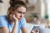 Sentiment de vide, peur de l’abandon, humeur changeante, addictions, idées suicidaires… Les symptômes du trouble de la personnalité borderline sont multiples et variables d’un patient à l’autre. C’est ce qui rend cette maladie parfois difficile à diagnostiquer et à distinguer d’autres troubles mentaux, notamment de la bipolarité. Alors, quels sont les signes les plus caractéristiques ? On fait le point.