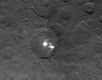 La sonde Dawn a permis aux chercheurs de la Nasa de découvrir un brouillard se formant par intermittence au fond du cratère Occator, sur Cérès. Les fameux points lumineux qui en occupent le fond seraient donc peut-être constitués de glaces.