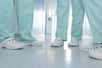 Les chaussures du personnel médical pourrait faciliter la propagation du coronavirus dans les hôpitaux. © Auremar, Adobe Stock