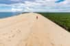 Située en Gironde, la Dune du Pilat est en bordure du massif forestier des Landes de Gascogne et à l'entrée du bassin d'Arcachon. Il s'agit d'un site naturel mouvant, de près de 3 km de long et de plus de 600 mètres de large, dont les mensurations varient au fil des ans. Entre 2017 (110,5 mètres) et 2018 (106,6 mètres), elle avait déjà connu une perte de sable de 3,9 mètres en son point culminant. © Stéphane Bidouze, Adobe Stock