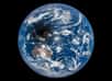 Le satellite DSCOVR, posté entre la Terre et le Soleil à 1,6 million de km, a pu saisir l’ombre de la Lune balayer la surface terrestre, de l’océan Indien à l’océan Pacifique, le 9 mars 2016 à l’occasion de la seule éclipse totale du Soleil de l’année. C’est la première fois que ce satellite lancé il y a un an en observe une.