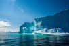 Des chercheurs ont réalisé les premières observations par drone des fractures en formation sous les lacs du plus grand contributeur à l'élévation du niveau des océans, situé au Groenland. Ces lacs apparaissent suite à la fonte du glacier, qui est la deuxième plus grande calotte glaciaire au monde. Et cela pourrait causer une grande instabilité.