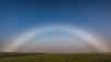 L'apparition d'un arc-en-ciel illumine le ciel mais, bien souvent aussi, notre humeur. Cependant, il existe un autre type d'arc, à l'apparence mystérieuse, voire même fantomatique : un arc blanchâtre plus ou moins transparent, qui apparaît lors de conditions météo plutôt lugubres. Il s'agit de l'arc-en-ciel blanc, aussi appelé Fogbow (arc de brouillard) par les Anglo-Saxons, ou encore Ghost rainbow (arc-en-ciel fantôme) !