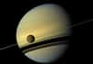 Des mesures fournies par la défunte sonde Cassini ont permis d'évaluer la vitesse de fuite de Titan qui s'éloigne de Saturne tout comme la Lune de la Terre à cause d'effets de marée. Cette vitesse est 100 fois plus élevée que celle ordinairement attendue mais en accord avec une théorie proposée en 2016.