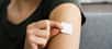 Se faire vacciner sans douleur et sans aiguille, c'est ce que promettent les patchs. Des scientifiques chinois travaillent sur ces dispositifs vaccinaux innovants pour lutter contre la Covid-19.