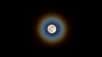 Sous certaines conditions météo, il arrive que la Lune soit entourée d'une couronne multicolore. Cette couronne peut même être composée d'anneaux multiples et lui donner une allure surnaturelle.