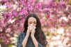 Éternuements, yeux qui piquent, gorge irritée... Les allergies au pollen touchent de plus en plus de personnes en France, des adultes et des enfants, très rarement les tout petits. Pour s'en protéger, quelques mesures de prévention sont susceptibles de limiter les symptômes allergiques.