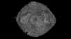 Lors de leur contact avec l'astéroïde Bennu, plusieurs équipes de chercheurs ont étudié les forces exercées sur la sonde Osiris-Rex de la Nasa afin de caractériser la structure de l'astéroïde jusqu'à 10 centimètres sous sa surface. Les résultats, parus dans deux études différentes, montrent que la couche juste sous la surface de l'astéroïde serait composée de fragments de roches faiblement liés et très poreux.